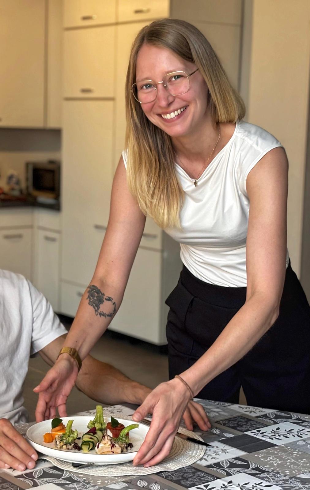 Christina Schneider beim aufmerksamen Service am Tisch