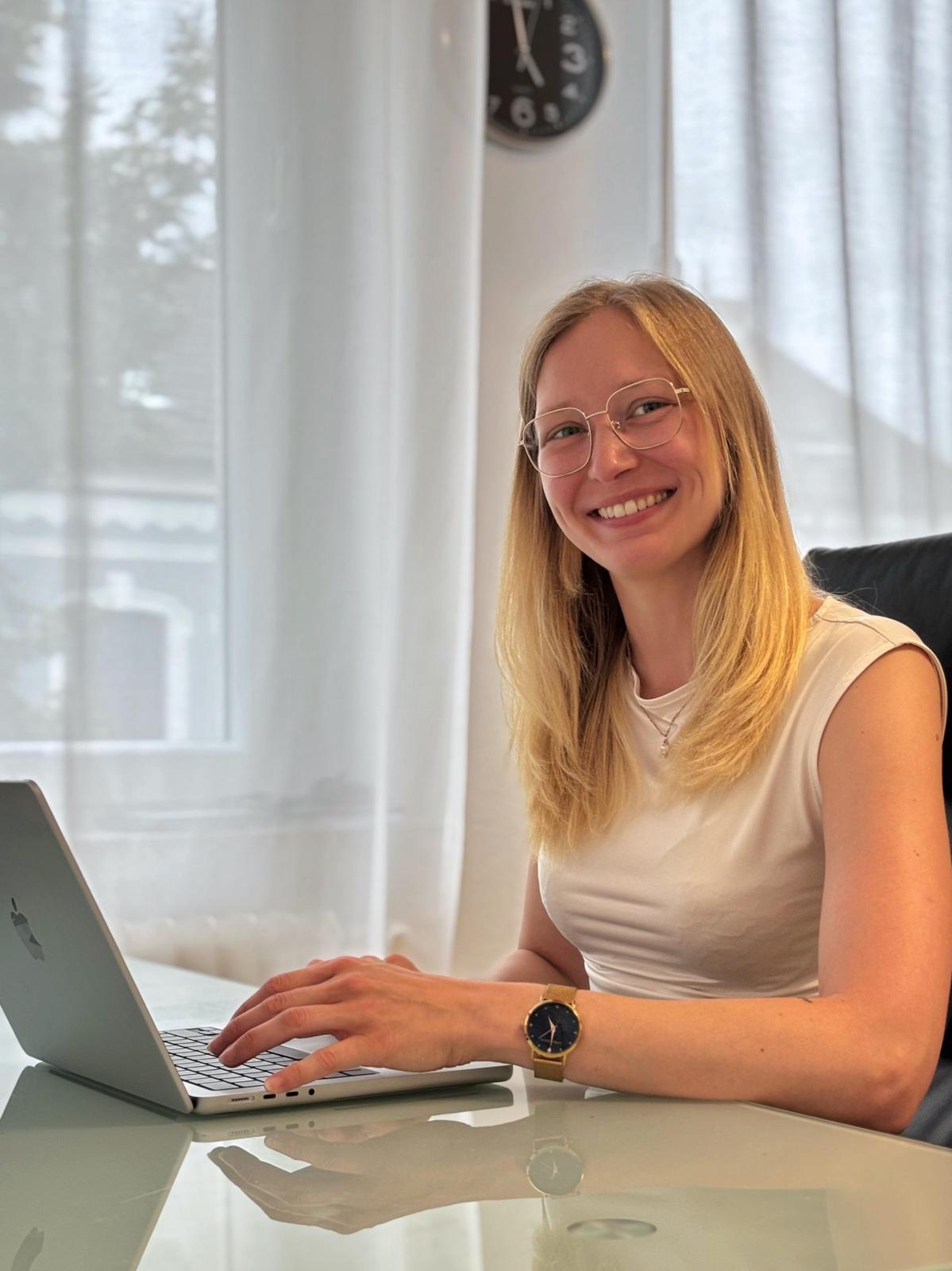 Christina Schneider an ihrem Arbeitsplatz